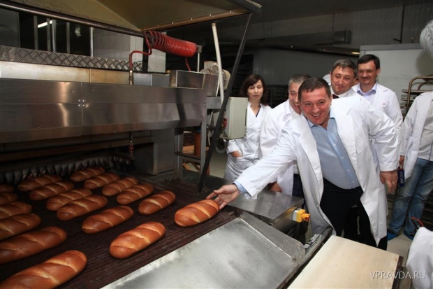 Андрей Бочаров высоко оценил качество продукции хлебопекарного предприятия. Андрей Бочаров высоко оценил качество продукции хлебопекарного предприятия.