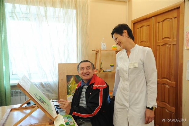 Под руководством медицинского психолога пенсионер Лев Кимбатов заново учится говорить и рисовать Под руководством медицинского психолога пенсионер Лев Кимбатов заново учится говорить и рисовать