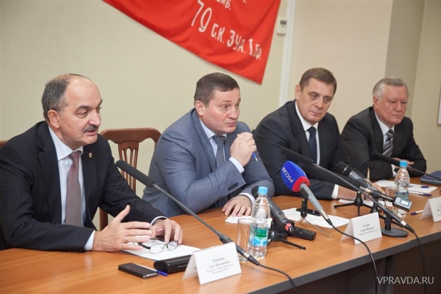 Как отметил Андрей Бочаров, ему важны предложения по совершенствованию структуры исполнительной власти региона. Как отметил Андрей Бочаров, ему важны предложения по совершенствованию структуры исполнительной власти региона.