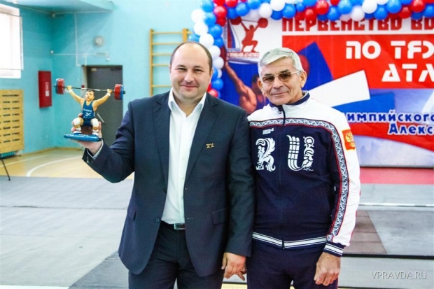 Левит Сулейманов (справа) одну из сделанных им глиняных фигурок вручил Алексею Петрову. Левит Сулейманов (справа) одну из сделанных им глиняных фигурок вручил Алексею Петрову.