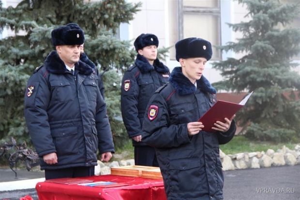 Будущие участковые принесли присягу в день памяти своего погибшего коллеги. Будущие участковые принесли присягу в день памяти своего погибшего коллеги.