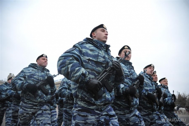 В честь своего профессионального праздника подразделения ГУ МВД региона прошли торжественным маршем по площади Павших борцов. В честь своего профессионального праздника подразделения ГУ МВД региона прошли торжественным маршем по площади Павших борцов.