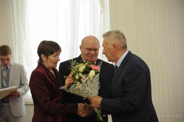 заместитель председателя правительства региона Александр Блошкин (справа) вручает цветы и памятные сувениры родителям Героя России майора Сергея Солнечникова - Зое Александровне и Александру Васильевичу. заместитель председателя правительства региона Александр Блошкин (справа) вручает цветы и памятные сувениры родителям Героя России майора Сергея Солнечникова - Зое Александровне и Александру Васильевичу.