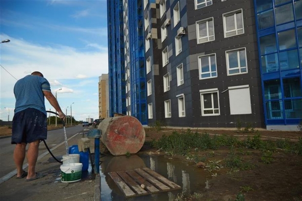 К презентабельной на вид новостройке прилагаются удобства в виде этой ржавой бочки? К презентабельной на вид новостройке прилагаются удобства в виде этой ржавой бочки?
