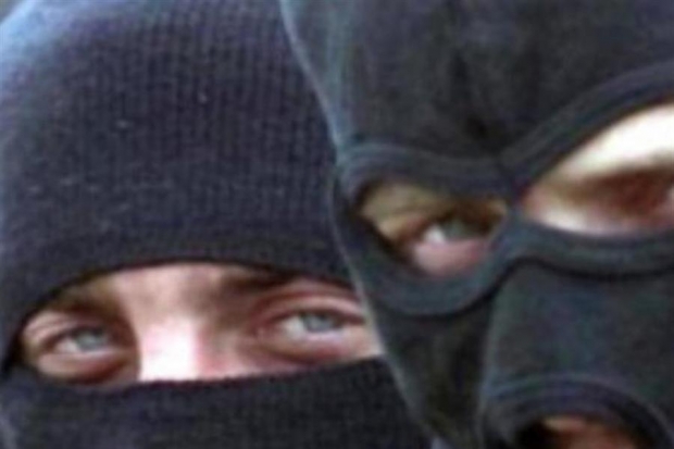 У 46-летнего волгоградца трое неизвестных в масках похитили 13 тысяч рублей У 46-летнего волгоградца трое неизвестных в масках похитили 13 тысяч рублей