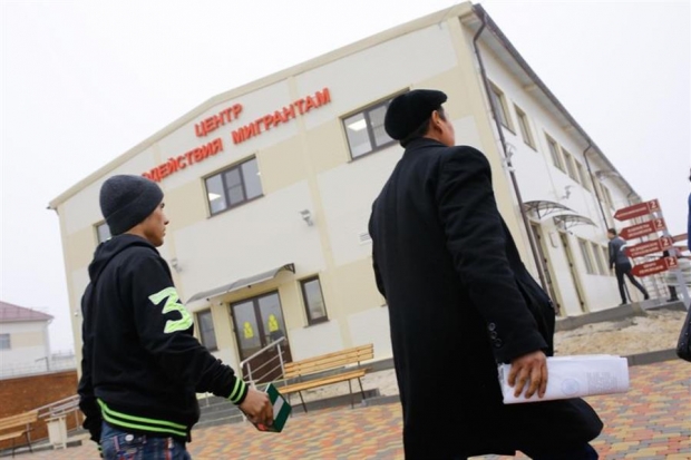 Мигрантов направили в одно окно Мигрантов направили в одно окно