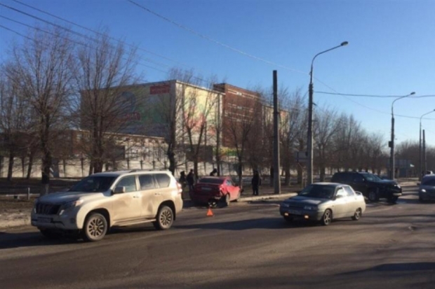 В тройном ДТП на западе Волгограда пострадала 41-летняя женщина В тройном ДТП на западе Волгограда пострадала 41-летняя женщина