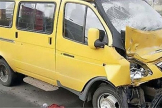 В Волгограде в ДТП с маршруткой пострадали четыре человека В Волгограде в ДТП с маршруткой пострадали четыре человека