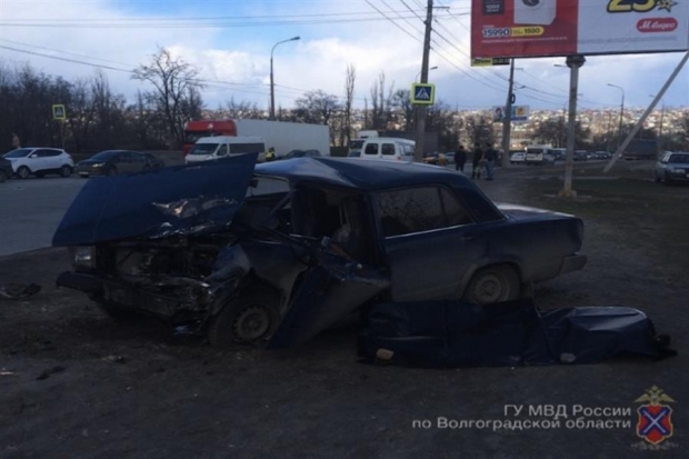 В Волгограде 40-летний водитель «семерки» врезался в столб и погиб В Волгограде 40-летний водитель «семерки» врезался в столб и погиб