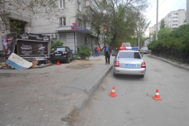 В Волгограде автоледи снесла торговый павильон: пострадали продавец и покупатель В Волгограде автоледи снесла торговый павильон: пострадали продавец и покупатель