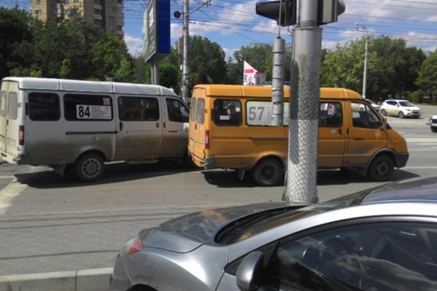 При столкновении маршрутных такси в Волгограде пострадали две женщины При столкновении маршрутных такси в Волгограде пострадали две женщины