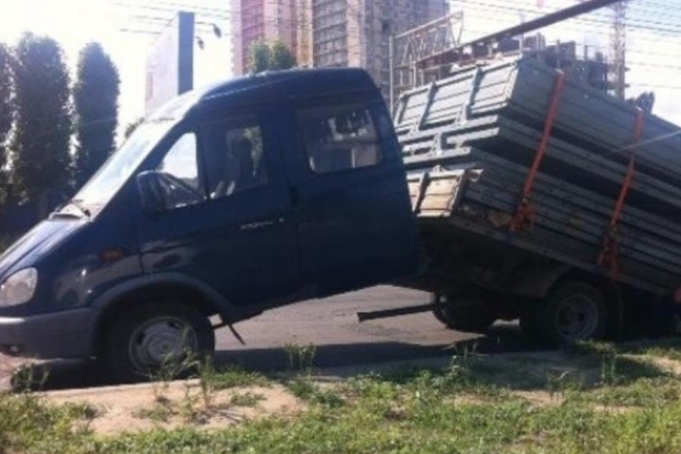 На юге Волгограда прямо на дороге сломалась пополам грузовая «Газель» На юге Волгограда прямо на дороге сломалась пополам грузовая «Газель»