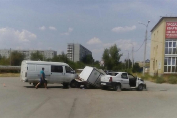 На юге Волгограда в тройном ДТП пострадали четыре человека На юге Волгограда в тройном ДТП пострадали четыре человека