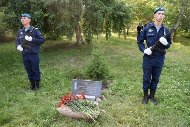 В Камышине открыли памятник погибшему в Сирии десантнику В Камышине открыли памятник погибшему в Сирии десантнику
