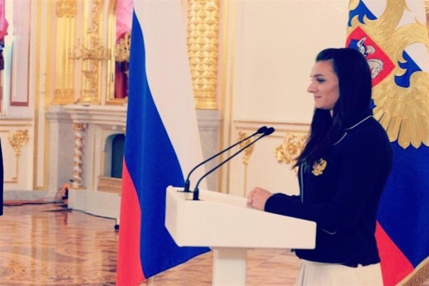 Елена Исинбаева о причинах своих слез: "Сильные девушки тоже поддаются эмоциям" Елена Исинбаева о причинах своих слез: "Сильные девушки тоже поддаются эмоциям"