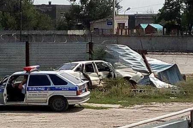 В Волгограде тепловоз врезался в легковушку, стоящую на путях В Волгограде тепловоз врезался в легковушку, стоящую на путях