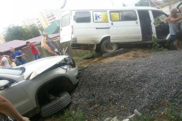 В Волгограде маршрутка въехала в жилой дом из-за отказа тормозов В Волгограде маршрутка въехала в жилой дом из-за отказа тормозов