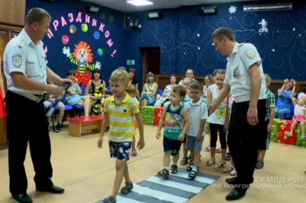 Волгоградские госавтоинспекторы показали дошколятам сказку про светофор Волгоградские госавтоинспекторы показали дошколятам сказку про светофор