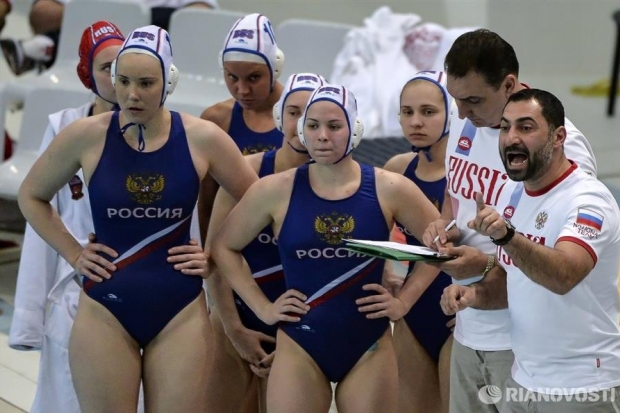 Алексей Гайдуков настраивает подопечных перед игрой Алексей Гайдуков настраивает подопечных перед игрой