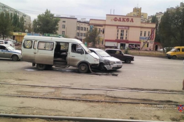 Трое пассажиров пострадали в ДТП с маршруткой на юге Волгограда Трое пассажиров пострадали в ДТП с маршруткой на юге Волгограда