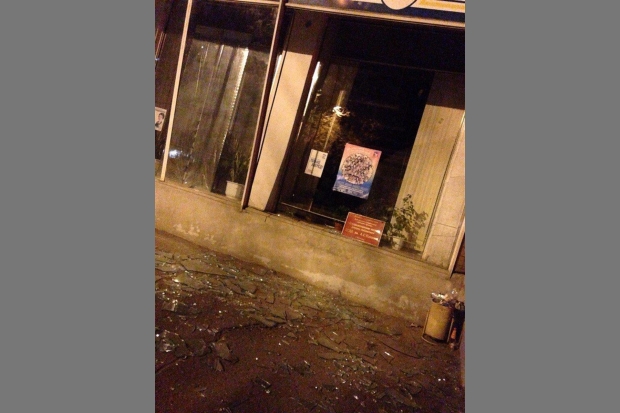 В День города хулиганы разбили витрину детской библиотеки в Волгограде В День города хулиганы разбили витрину детской библиотеки в Волгограде
