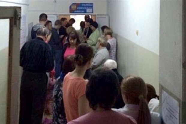 Волгоградцы выстроились в очереди, чтобы проголосовать на своих участках Волгоградцы выстроились в очереди, чтобы проголосовать на своих участках