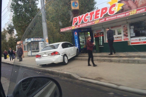 В Волгограде иномарка едва не въехала в остановку с людьми В Волгограде иномарка едва не въехала в остановку с людьми