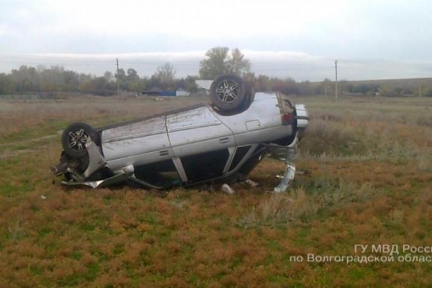 Под Волгоградом водитель на ВАЗе из-за припадка опрокинулся в кювет Под Волгоградом водитель на ВАЗе из-за припадка опрокинулся в кювет