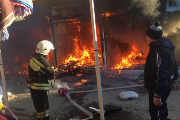 На юге Волгограда потушили пожар на рынке «Юбилейный» На юге Волгограда потушили пожар на рынке «Юбилейный»