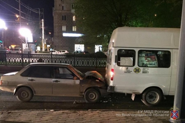 22-летний волгоградец за рулем ВАЗа протаранил маршрутку № 36 22-летний волгоградец за рулем ВАЗа протаранил маршрутку № 36