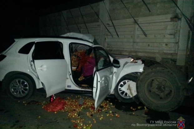 Под Волгоградом в ДТП с КамАЗом погибли 2 человека Под Волгоградом в ДТП с КамАЗом погибли 2 человека