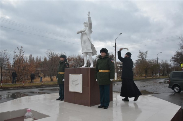 В Знаменске открыли памятник женам военнослужащих В Знаменске открыли памятник женам военнослужащих