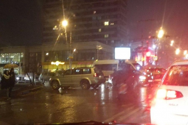 В центре Волгограда столкнулись джип и маршрутка: есть пострадавшие В центре Волгограда столкнулись джип и маршрутка: есть пострадавшие