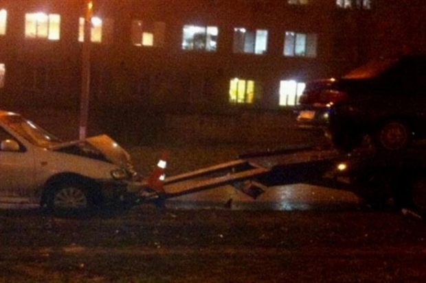 Водитель Nissan врезался в эвакуатор в Волгограде и скрылся с места ДТП Водитель Nissan врезался в эвакуатор в Волгограде и скрылся с места ДТП