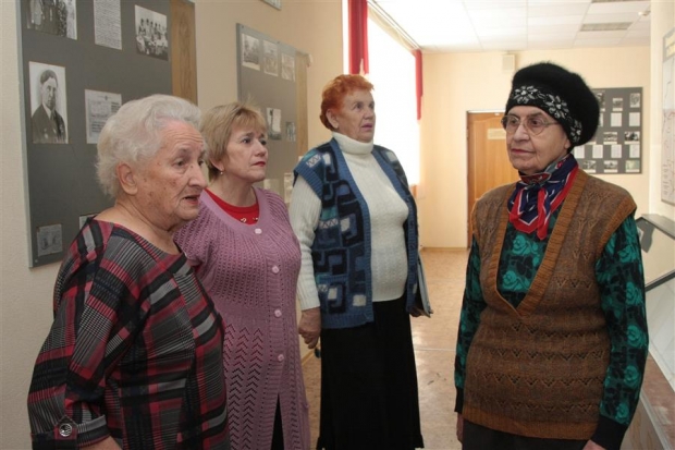 Инна Хмелева (справа) в музее гимназии №9 Инна Хмелева (справа) в музее гимназии №9