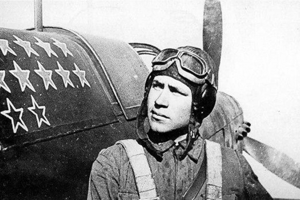 Лейтенант Н. А. Карначенок у своего Як-1. 1942 год Лейтенант Н. А. Карначенок у своего Як-1. 1942 год