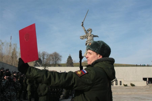 Присягу принимает рядовой Сергей Заруйкин