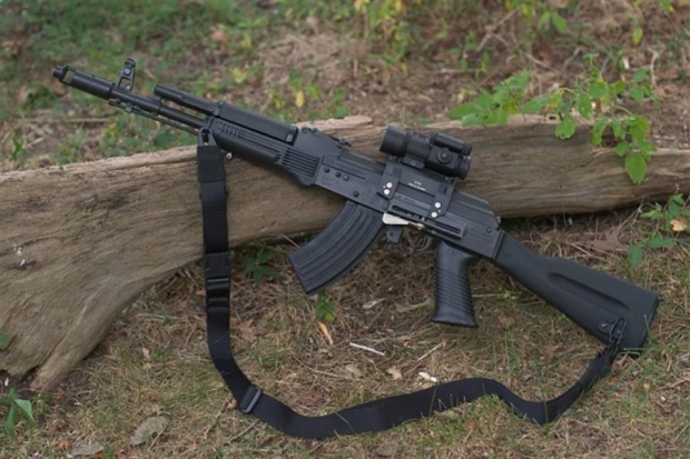 Торговцев оружием задержали при продаже автомата АК-103 Торговцев оружием задержали при продаже автомата АК-103