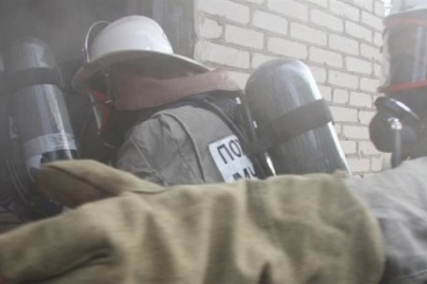 Из горящей пятиэтажки в Волжском эвакуировали 10 человек Из горящей пятиэтажки в Волжском эвакуировали 10 человек