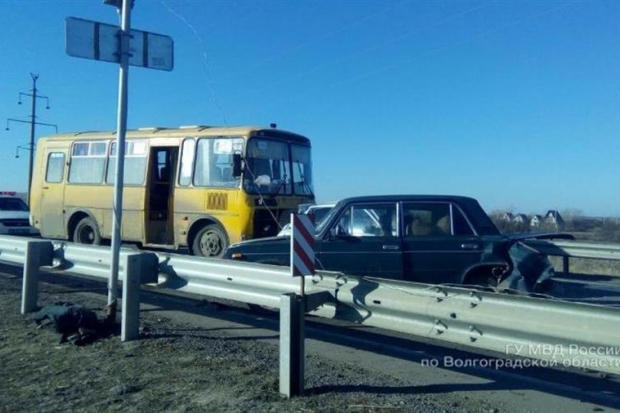 Под Волгоградом автобус протаранил «Дэу» и ВАЗ