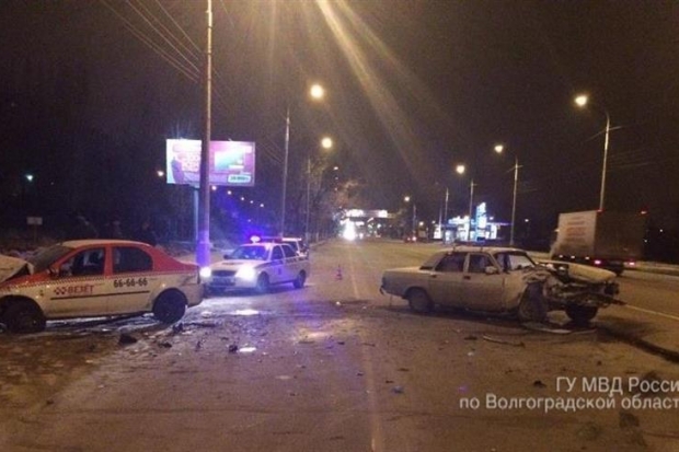 В Волгограде в лобовом ДТП пострадали три человека В Волгограде в лобовом ДТП пострадали три человека