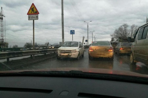 В Волгограде движение по Третьей Продольной затруднено из-за ДТП В Волгограде движение по Третьей Продольной затруднено из-за ДТП
