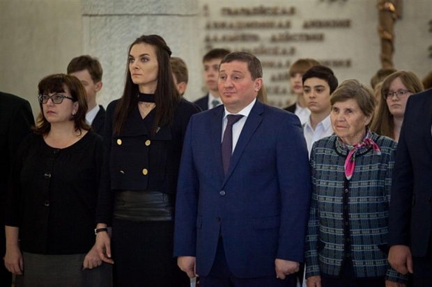 Елена Исинбаева и Лия Попова получили знаки почетных граждан Волгоградской области Елена Исинбаева и Лия Попова получили знаки почетных граждан Волгоградской области