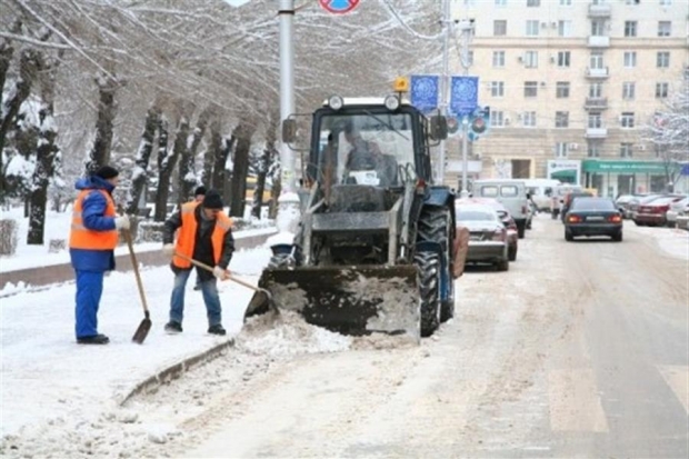 Дороги Волгограда от снега и льда очищают 73 спецмашины Дороги Волгограда от снега и льда очищают 73 спецмашины