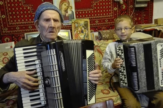 Стало тепло, и дедушка сел за любимый аккардион, подыгрывая правнуку Стало тепло, и дедушка сел за любимый аккардион, подыгрывая правнуку