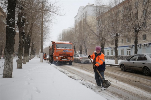 В Волгограде припаркованные машины мешают чистить дороги от снега В Волгограде припаркованные машины мешают чистить дороги от снега