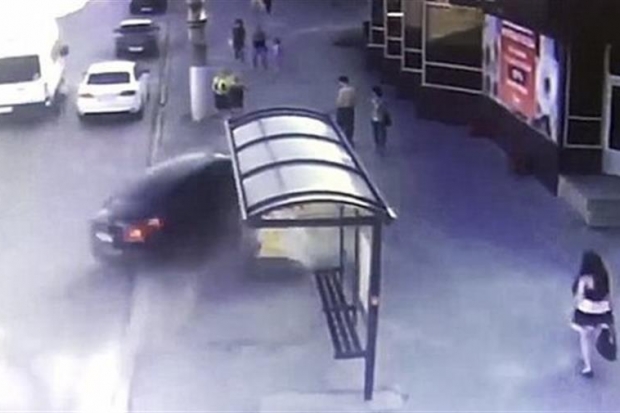 Водитель, сбивший на остановке двух пешеходов насмерть в Волгограде, приговорен к 5,5 года Водитель, сбивший на остановке двух пешеходов насмерть в Волгограде, приговорен к 5,5 года