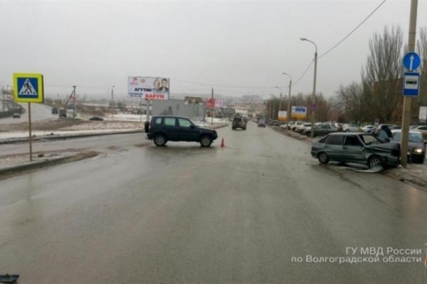 На западе Волгограда в ДТП пострадала пассажирка На западе Волгограда в ДТП пострадала пассажирка