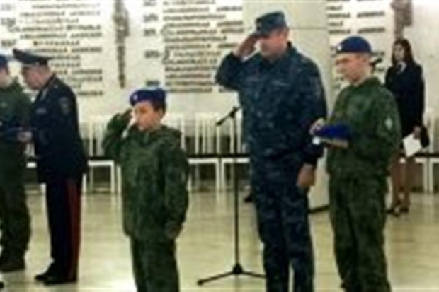 По окончании учебы курсантам лагеря вручили васильковые береты Президентского полка По окончании учебы курсантам лагеря вручили васильковые береты Президентского полка