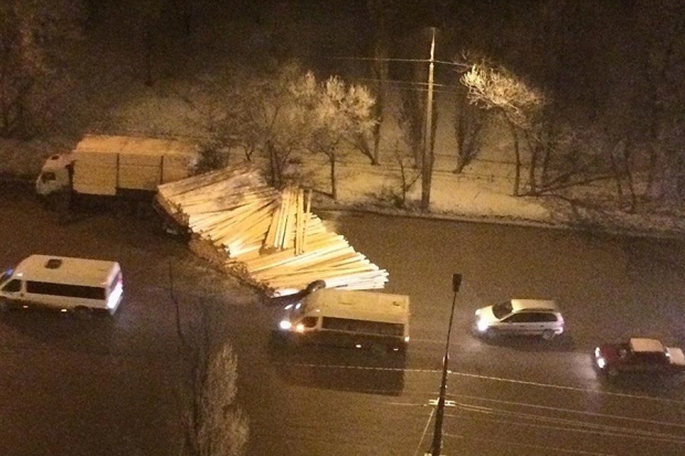 В Волгограде магистраль перекрыли доски, высыпавшиеся из КамАЗа В Волгограде магистраль перекрыли доски, высыпавшиеся из КамАЗа